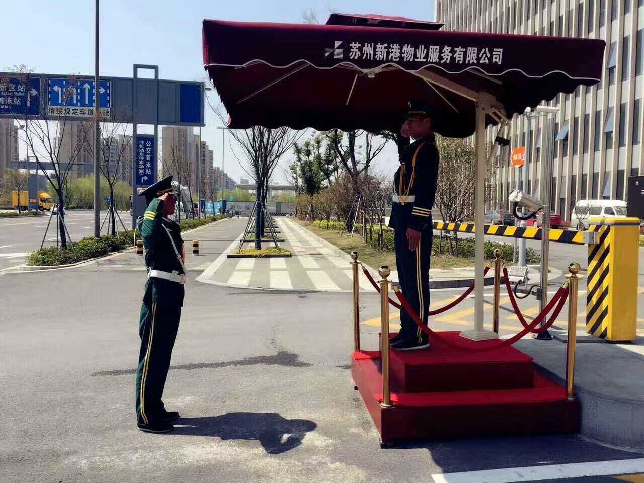 工業(yè)園區(qū)門崗執(zhí)勤中